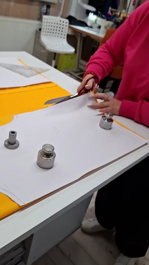 Präziser Zuschnitt der Stoffe nach Maß