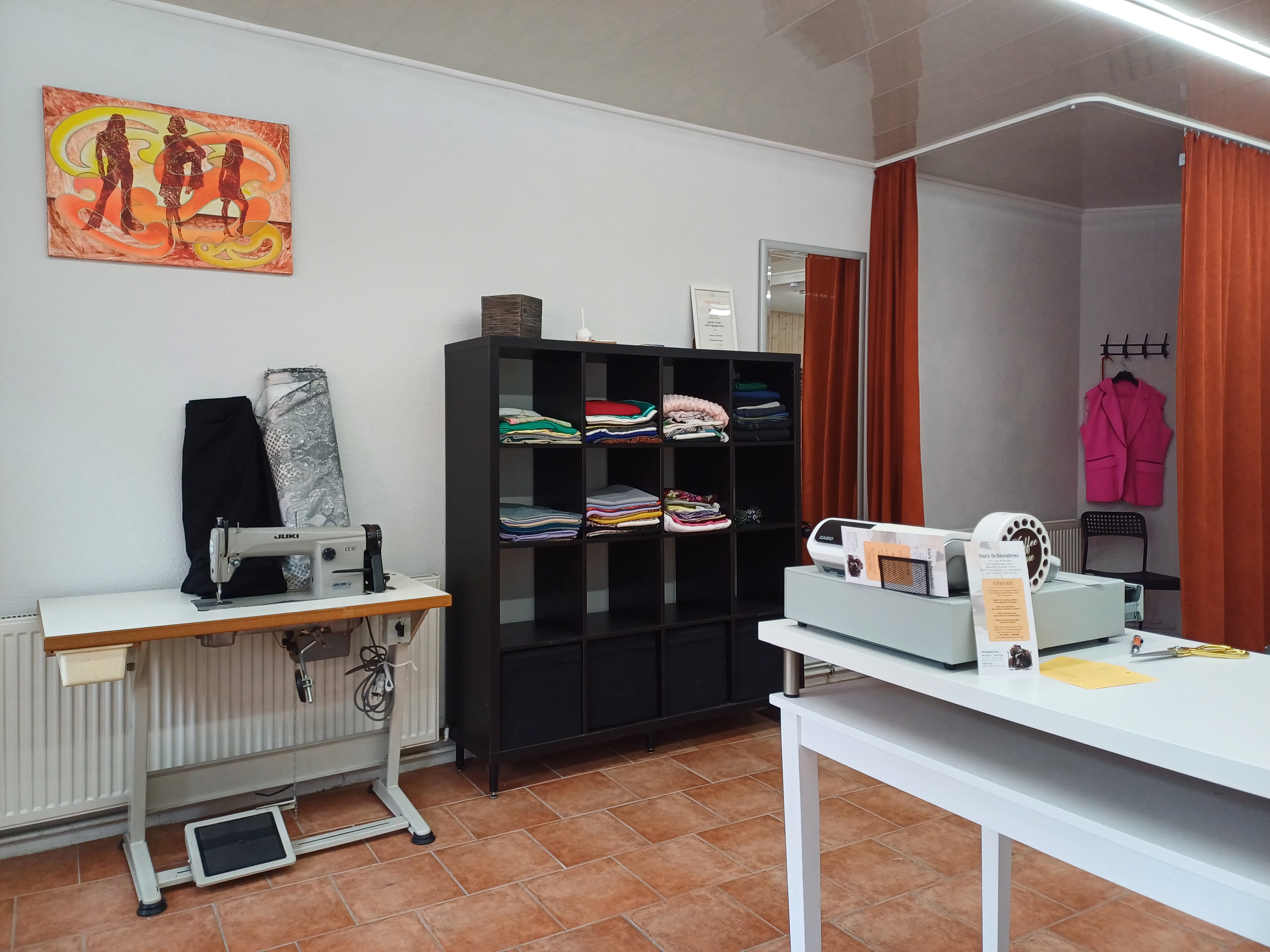 Arbeitsplatz mit Nähmaschinen und Materialien