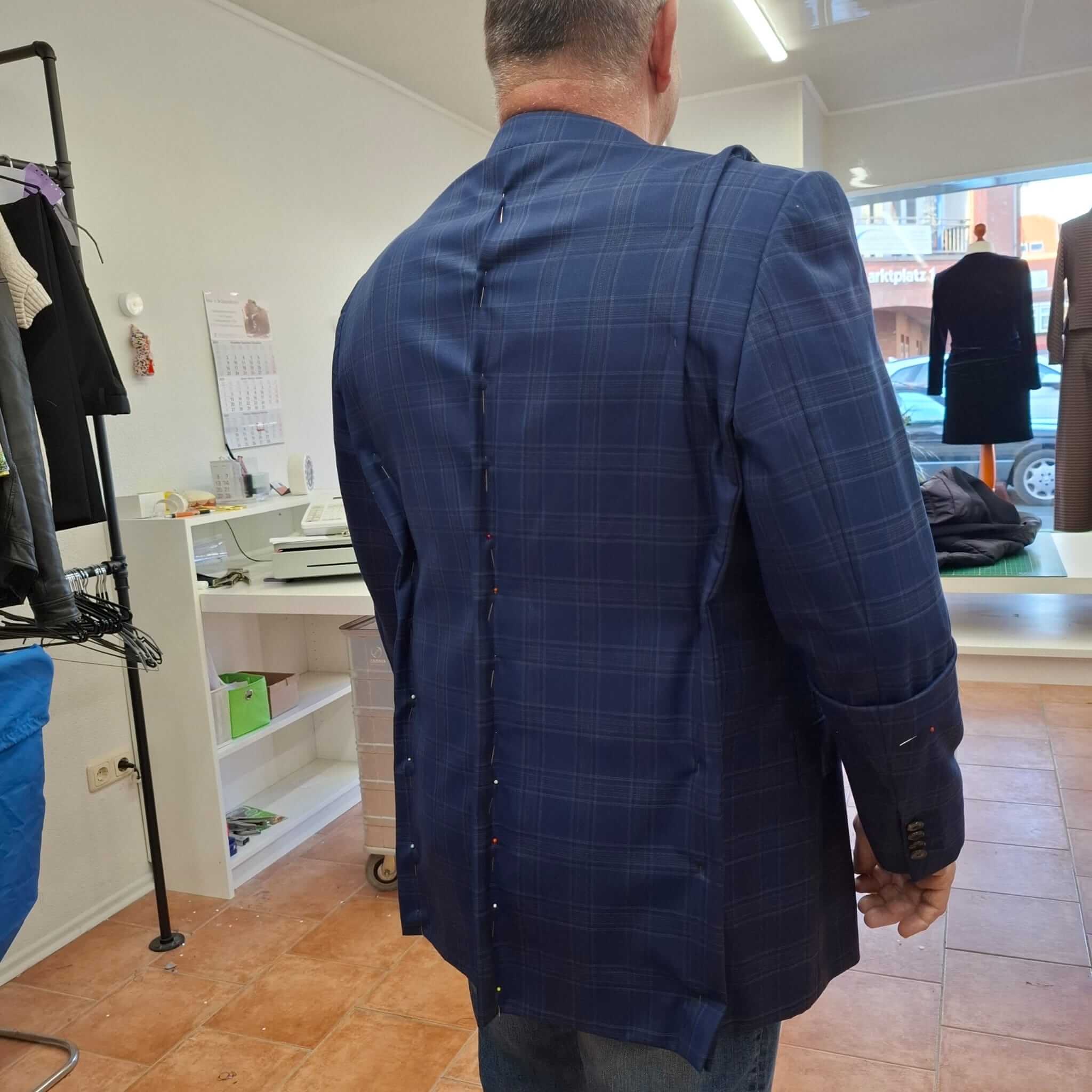 Anpassung eines karierten Sakkos mit Stecknadeln